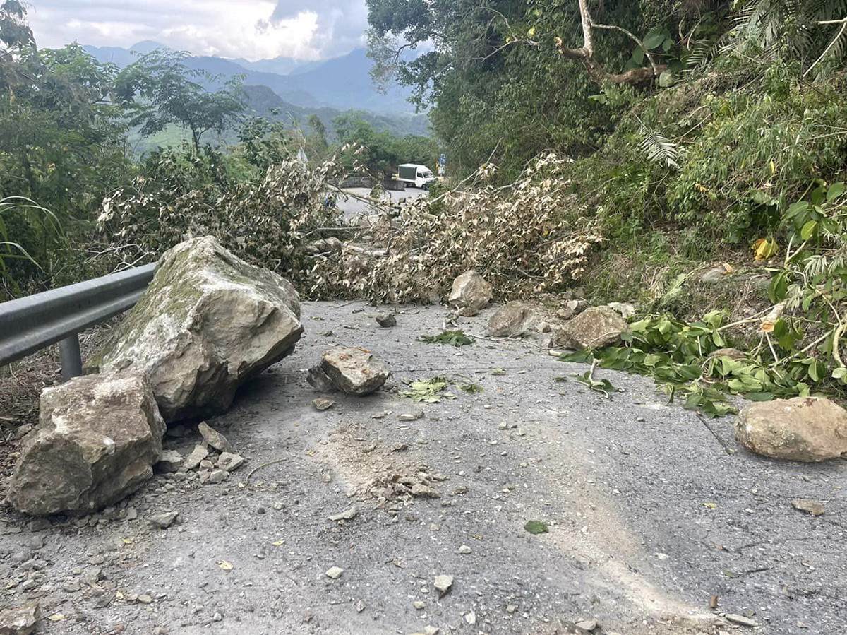 花蓮玉里六十石山的聯外道路遭落石跟土石掩埋，目前道路完全中斷。 圖：翻攝自Kolas Yotaka臉書