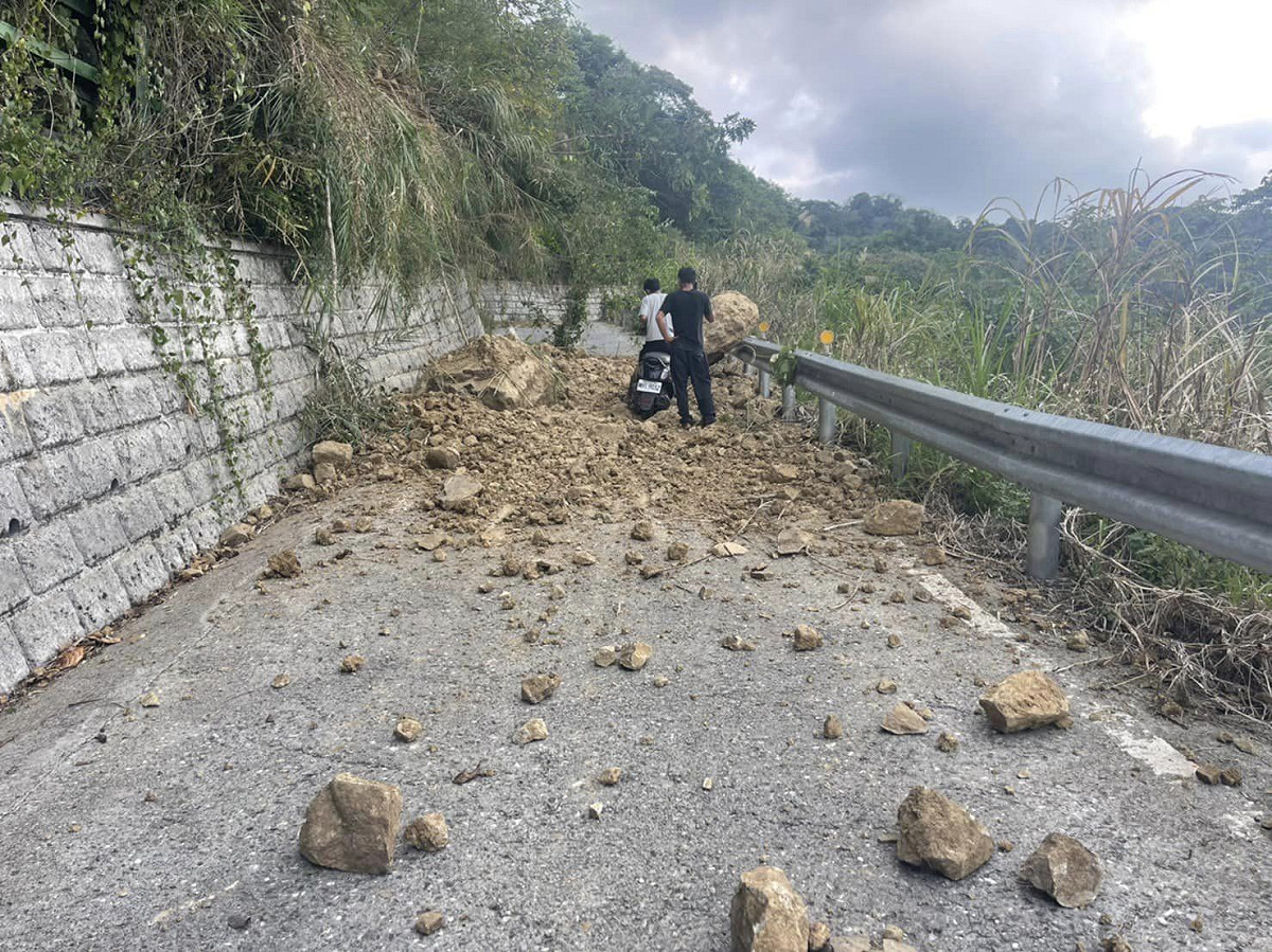 花蓮玉里六十石山的聯外道路遭落石跟土石掩埋，目前道路完全中斷。 圖：翻攝自Kolas Yotaka臉書