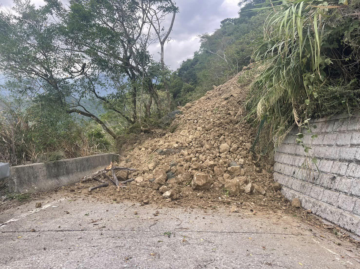 花蓮玉里六十石山的聯外道路遭落石跟土石掩埋，目前道路完全中斷。 圖：翻攝自Kolas Yotaka臉書