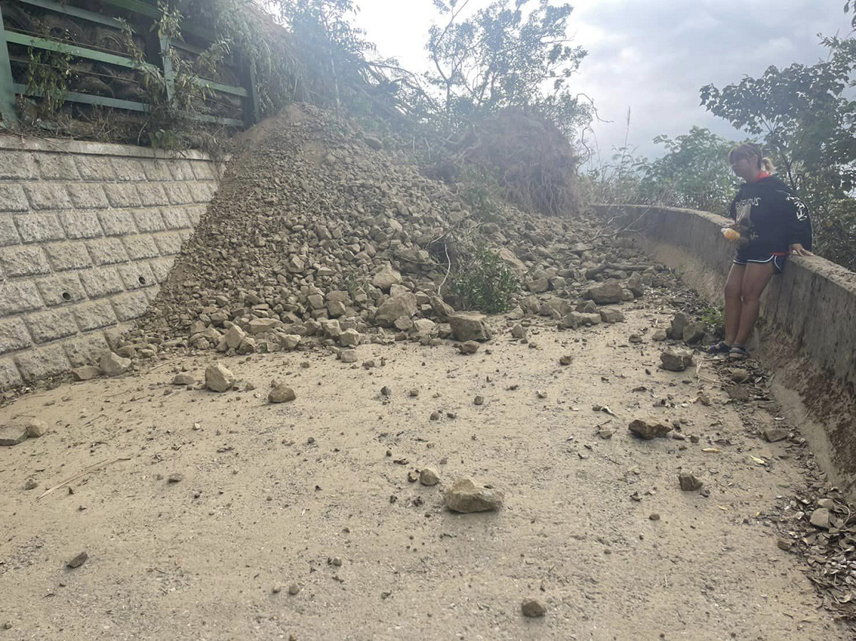 花蓮玉里六十石山的聯外道路遭落石跟土石掩埋，目前道路完全中斷。 圖：翻攝自Kolas Yotaka臉書