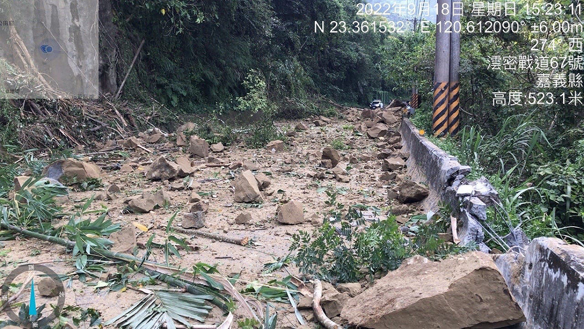 嘉義縣阿婆灣台3線321K地震後，傳出大量土石崩落。 圖：翻攝自翁章梁臉書