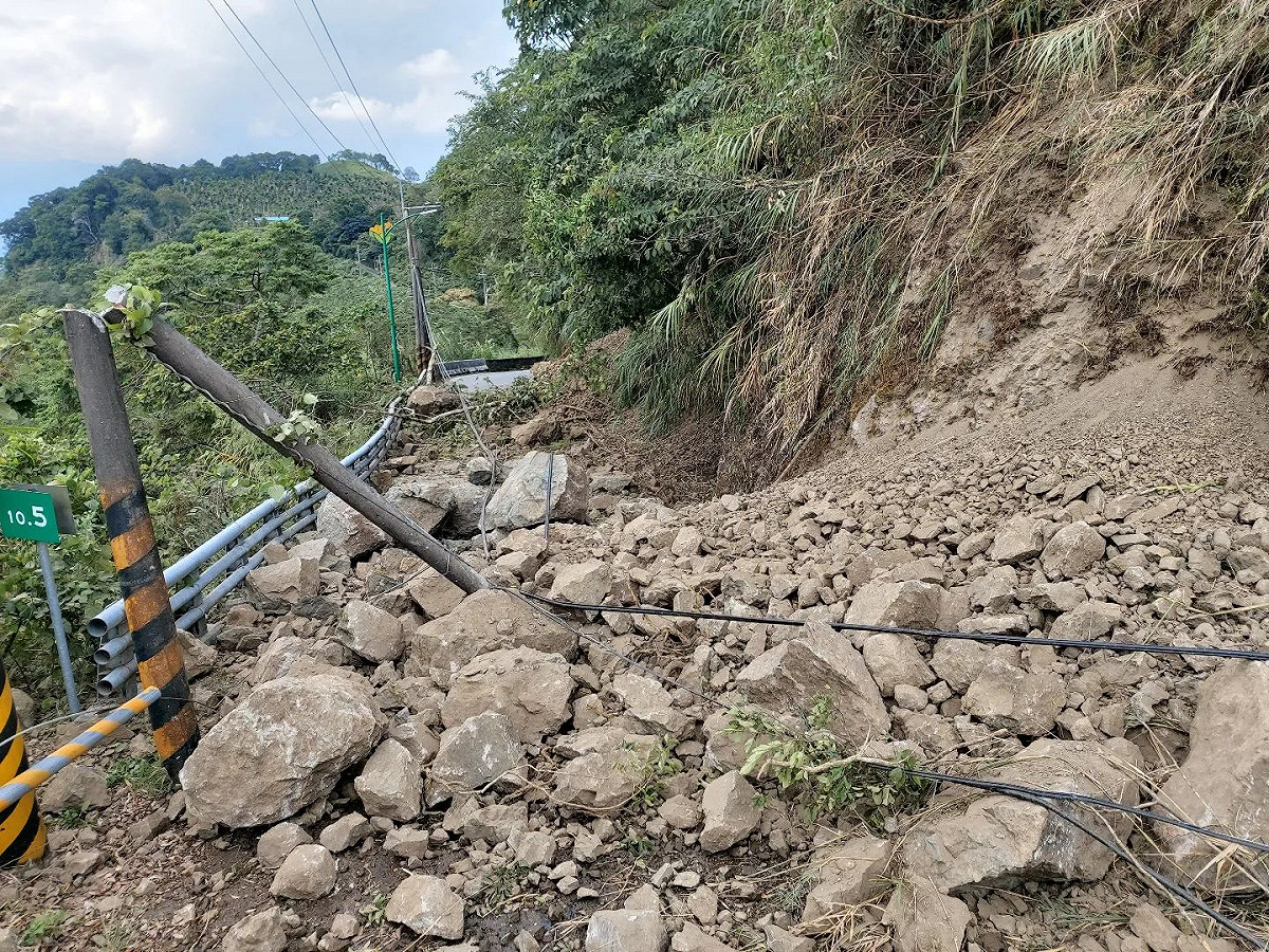 花蓮縣赤科山聯外產業道路坍方中斷，山上大批遊客受困。 圖：翻攝自赤科山櫻之谷臉書