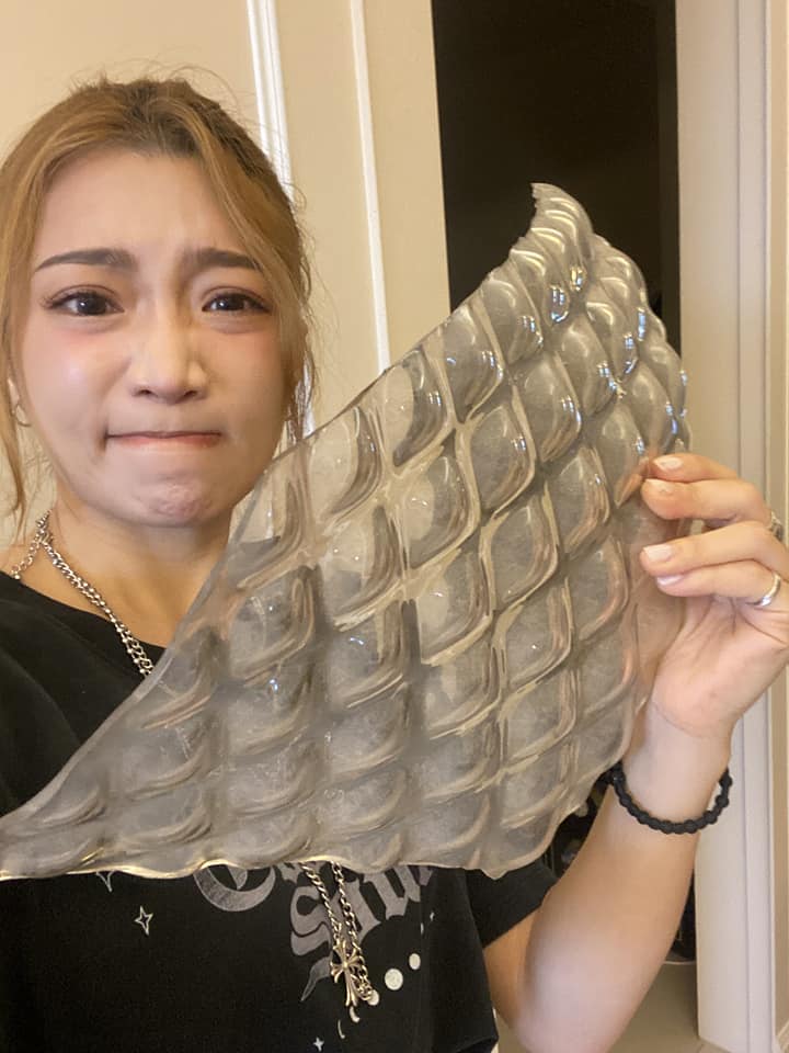 吊燈剛掉落的玻璃碎片。 圖：翻攝自依依臉書