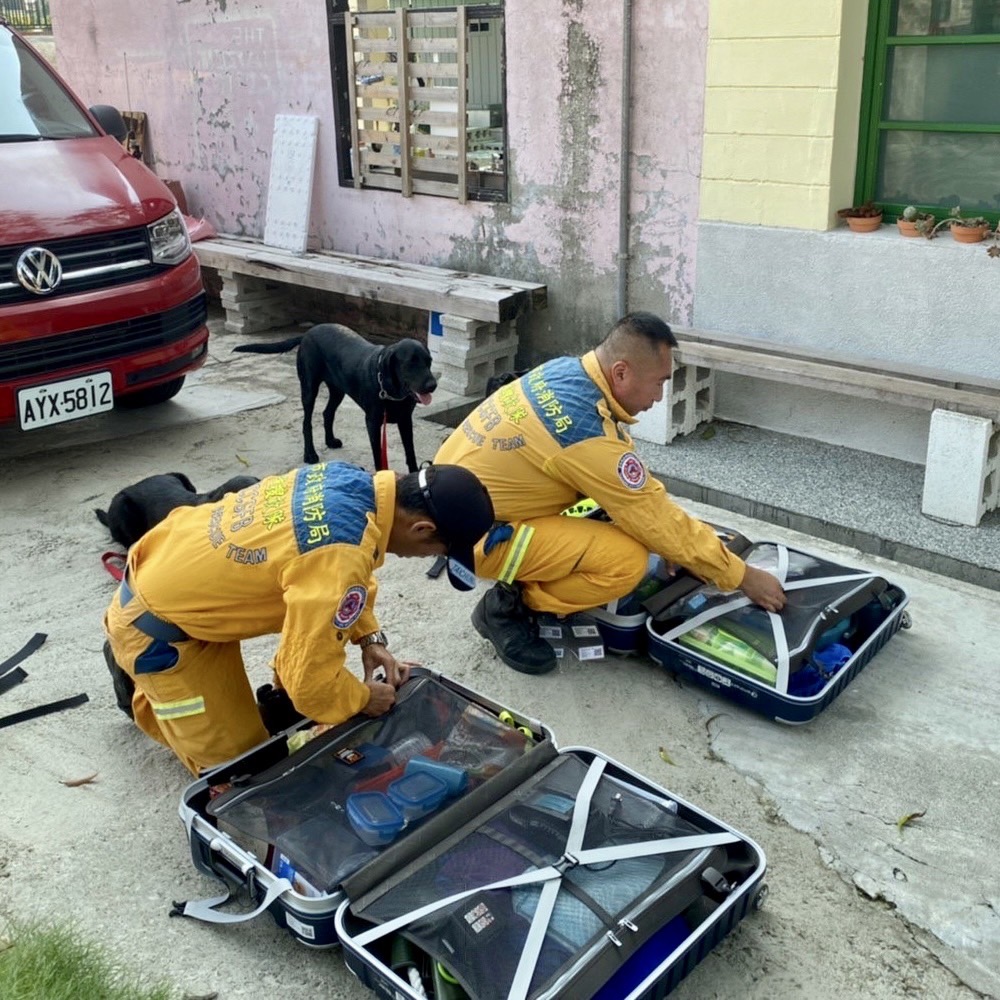 台中市搜救隊整理器材即刻出發至花蓮加入救災。 台中市政府/提供
