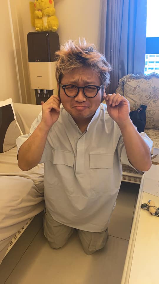 男友納豆幽默的跪下迎接依依爸。 圖：翻攝自依依臉書