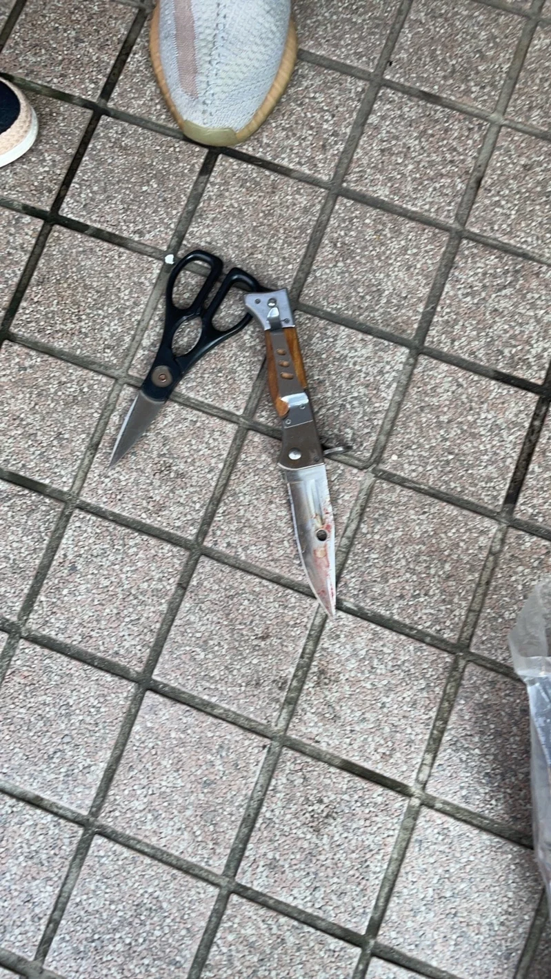 台中監獄逃犯陳坤和今天下午在桃園市中壢區中山東路一段落網，陳面對幹員，有持銳器自殘行為，已被送醫。 圖:讀者提供