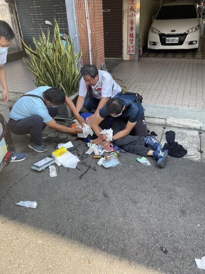 台中監獄逃犯陳坤和今天下午在桃園市中壢區中山東路一段落網，陳面對幹員，有持銳器自殘行為，已被送醫。 圖:讀者提供