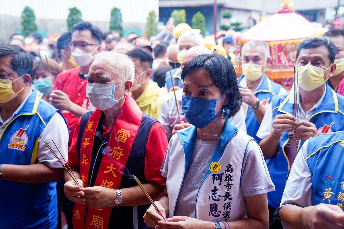 白沙屯拱天宮媽祖停駕高雄，柯志恩(右二)前往接駕。 圖：柯志恩選辦提供