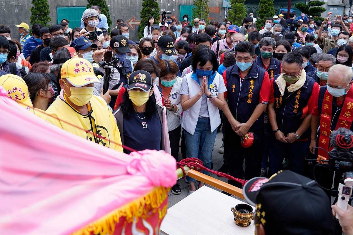 柯志恩(中)合十為全台灣民眾祈福。 圖：柯志恩選辦提供