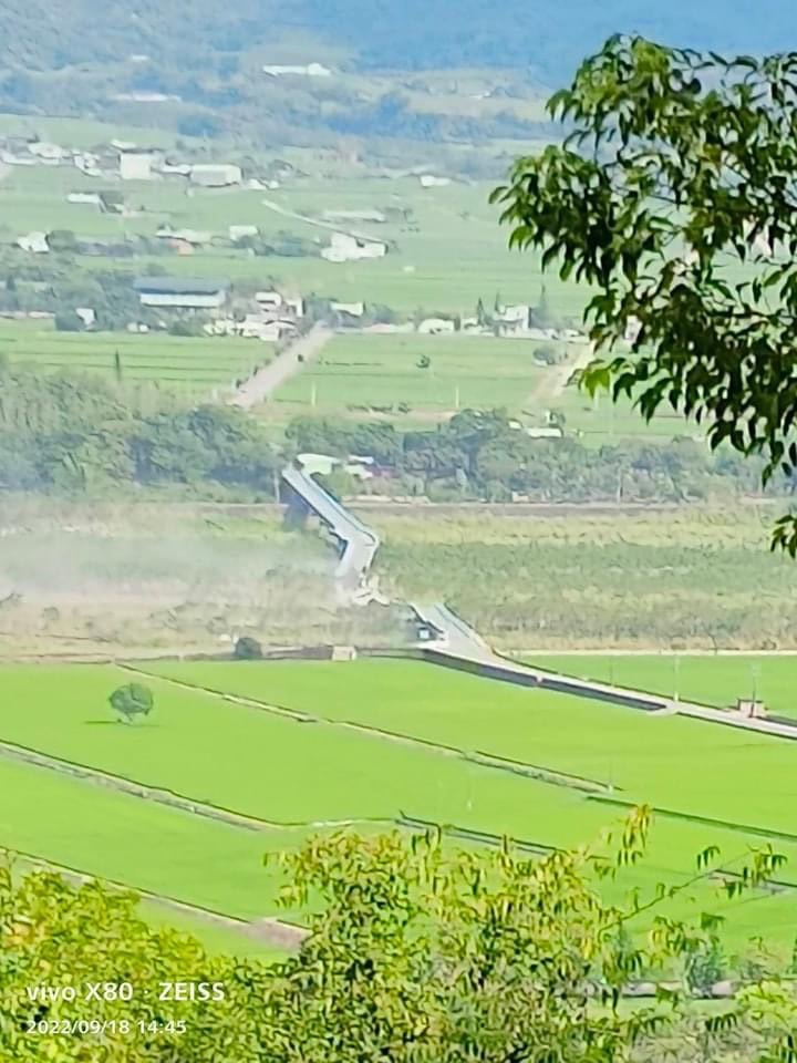 連接卓溪鄉與富里鄉的富里崙天大橋因不堪強震搖晃，陷落在地，劇烈的撞擊更讓周遭揚起濃濃沙塵。 圖：擷自臉書社團「騎車環島趣」