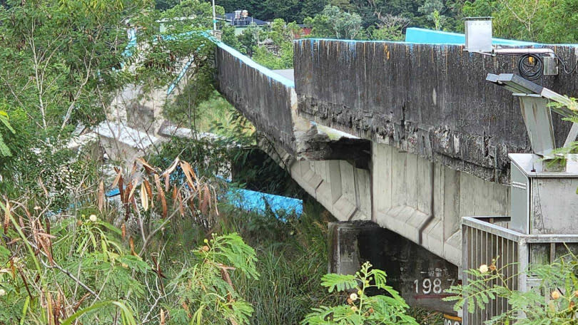 綜合媒體報導，搜救人員已趕赴崙天大橋，現場也已拉起封鎖線，未傳出傷亡消息，尚有待進一步釐清。 圖：擷自「記者爆料網」
