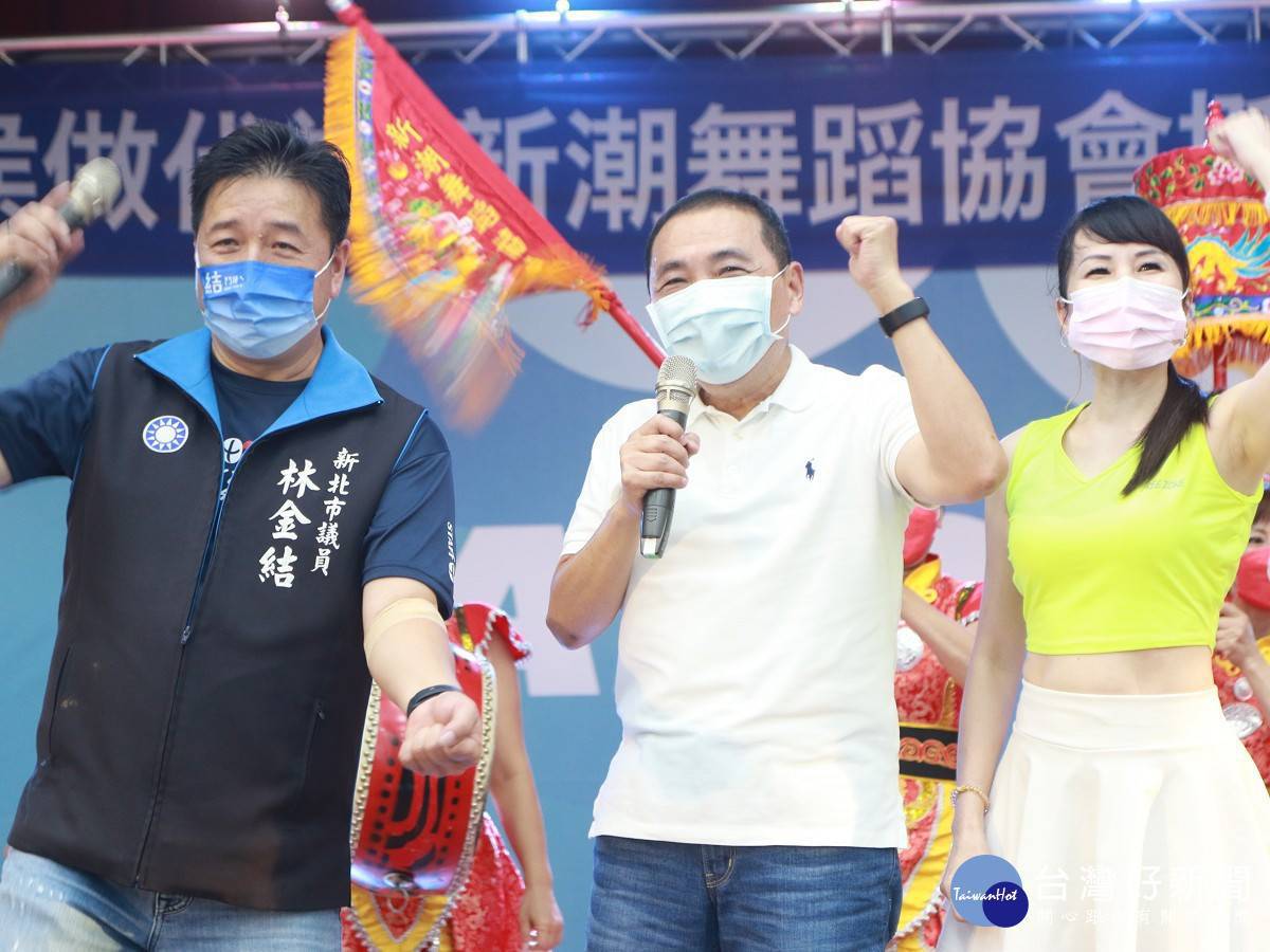 新北市議員林金結與新潮舞蹈協會昨天成立挺侯友宜後援會，侯友宜並在現場授予後援會侯字旗。    圖：新北市議員林金結服務處提供
