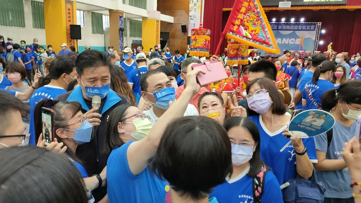 新北市議員林金結與新潮舞蹈協會昨天成立挺侯友宜後援會，現場民眾搶著與侯友宜合影。    圖：新北市議員林金結服務處提供