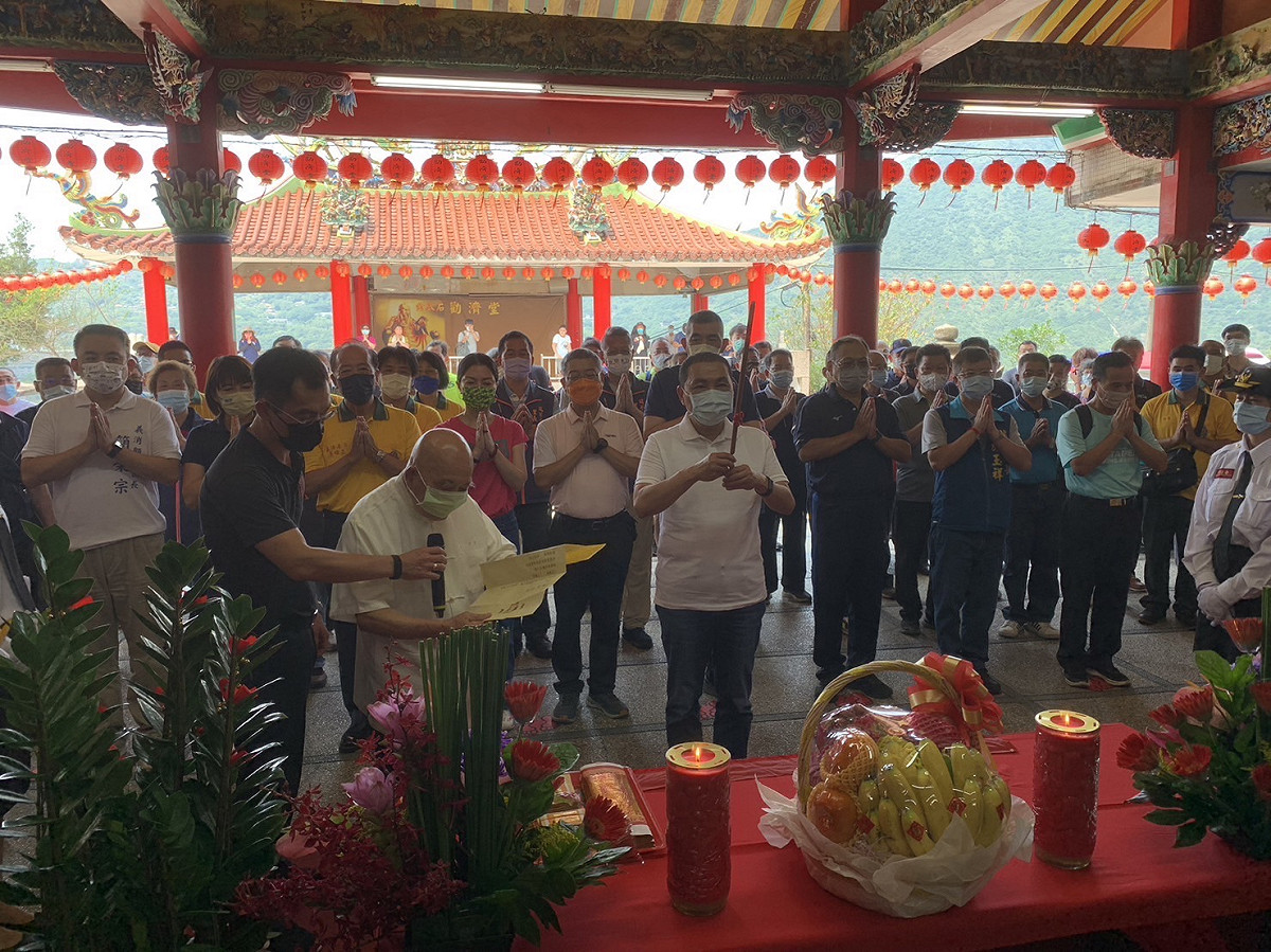 由新北市長侯友宜主祭，參拜勸濟堂主神關聖帝君，祈求新北市四時無災、合境平安。 圖：新北市消防局提供