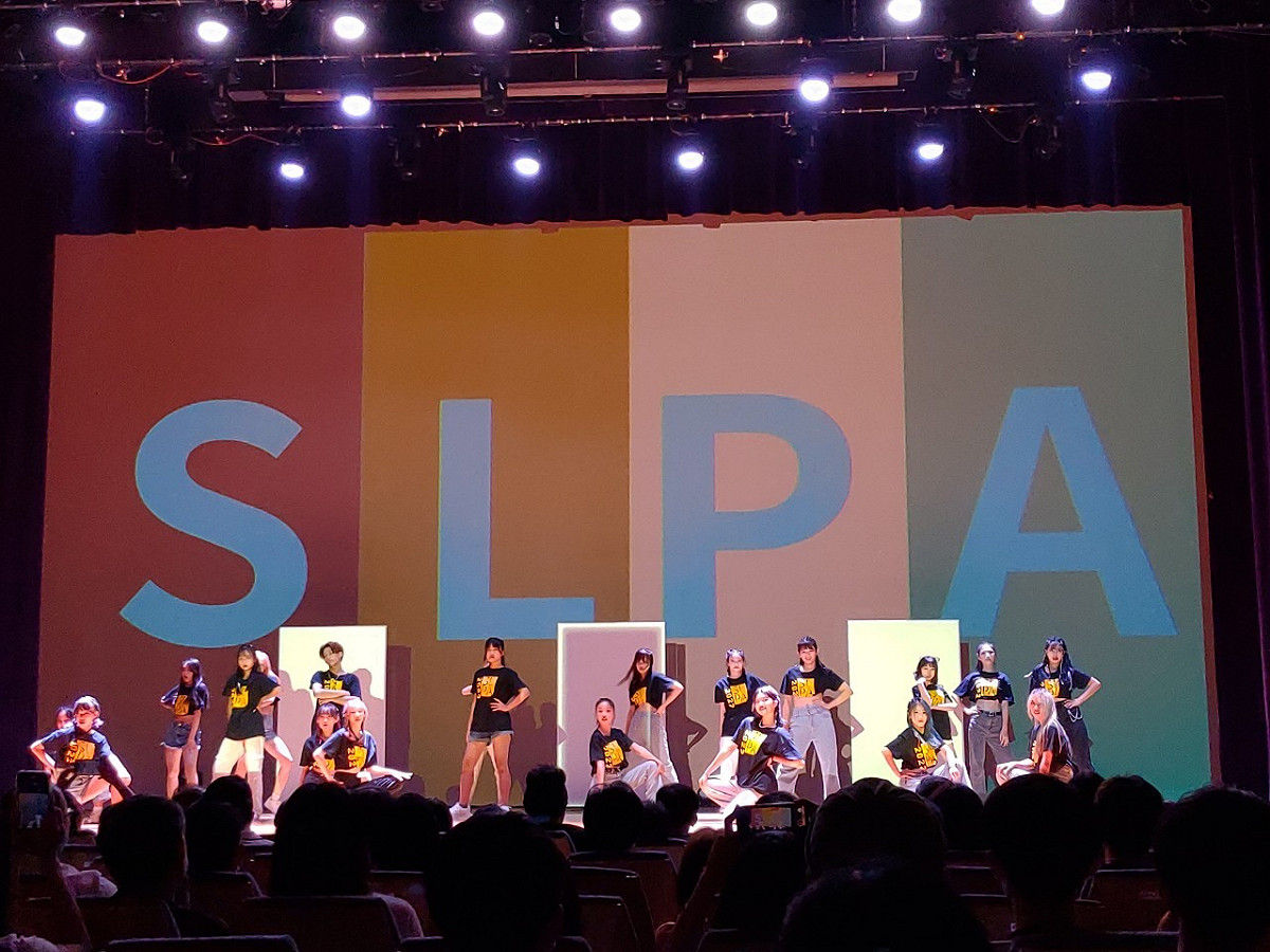 由各高中職手語社聯合演出開場表演。 圖：新北市青年局提供