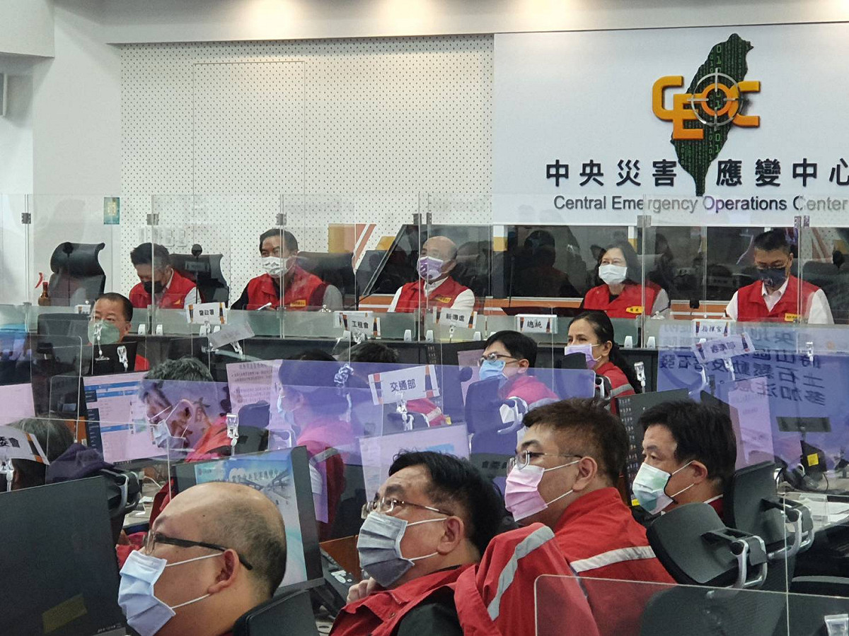 總統蔡英文18日晚間8點與行政院院長蘇貞昌視察「0918台東地震中央災害應變中心」並裁示包括全力救災等4大任務。 圖：消防署提供