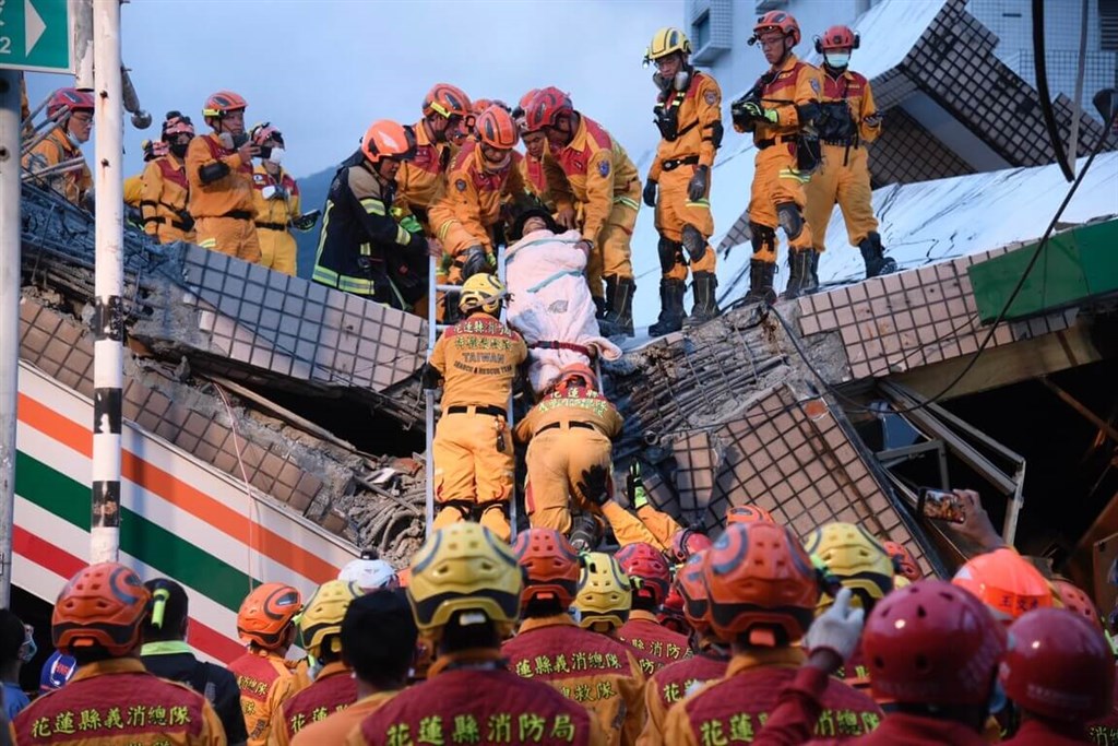 台東池上18日下午發生芮氏規模6.8地震，花蓮縣玉里鎮中山路2段有超商樓房倒塌，警消救出受困4人。 圖：花蓮縣政府提供