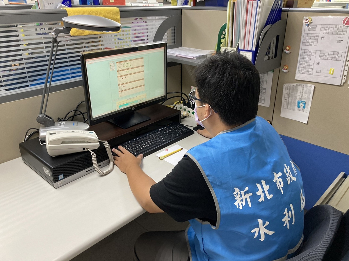 中原抽水站值班人員監看水情系統，確認中原溝及堤外抽排水情形。 圖：新北市水利局/提供