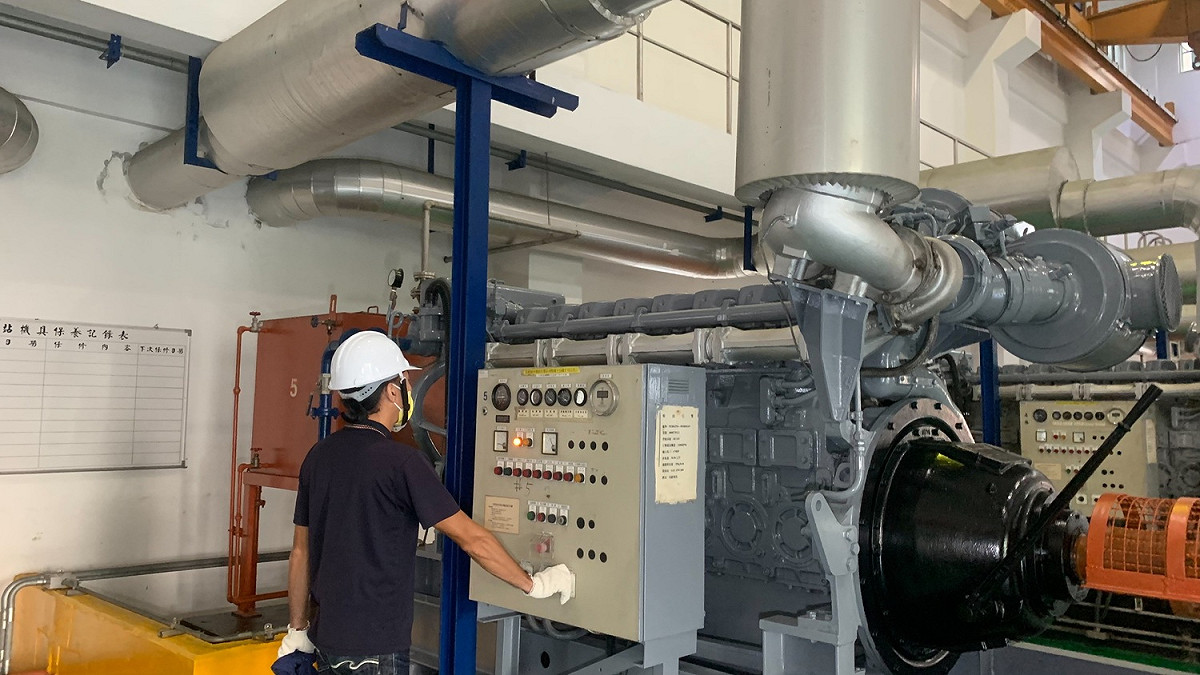抽水站人員啟動機組抽水。 圖：新北市水利局/提供