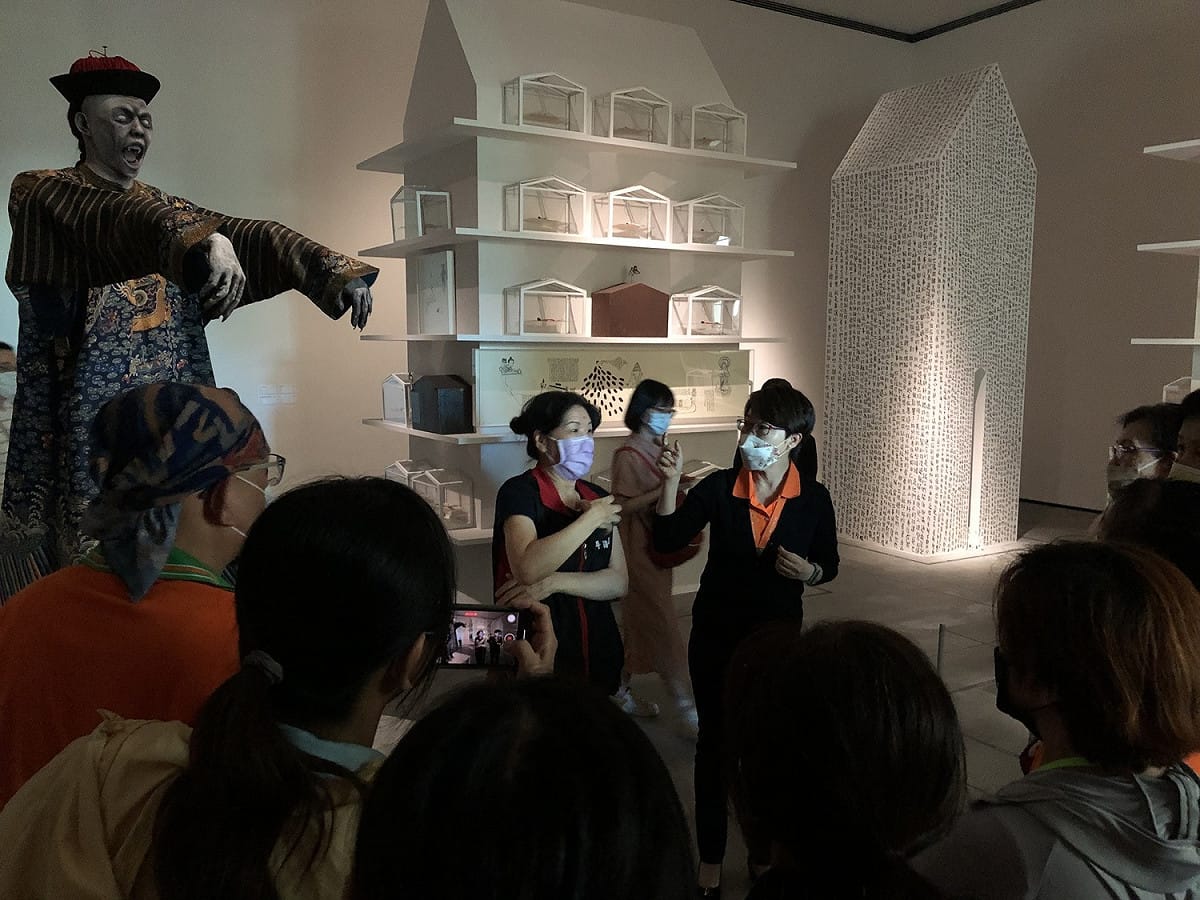 台南市美術館舉辦的「亞洲的地獄與幽魂」，每天吸引大批遊客看展，其中僵屍道具人氣爆棚。 圖：翻攝自台南市美術館臉書