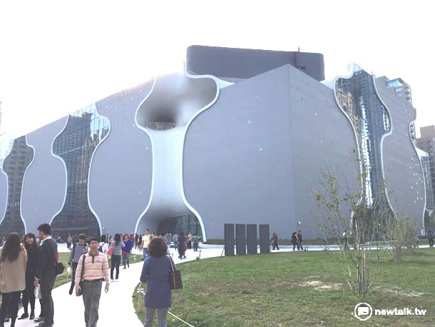 台中國家歌劇院(圖)日前租借給直銷商舉辦新品發表會，引發爭議，歌劇院藝術總監王文儀16日表示，即日起將暫緩所有非表演藝術的租用計劃。 圖：新頭殼資料照片