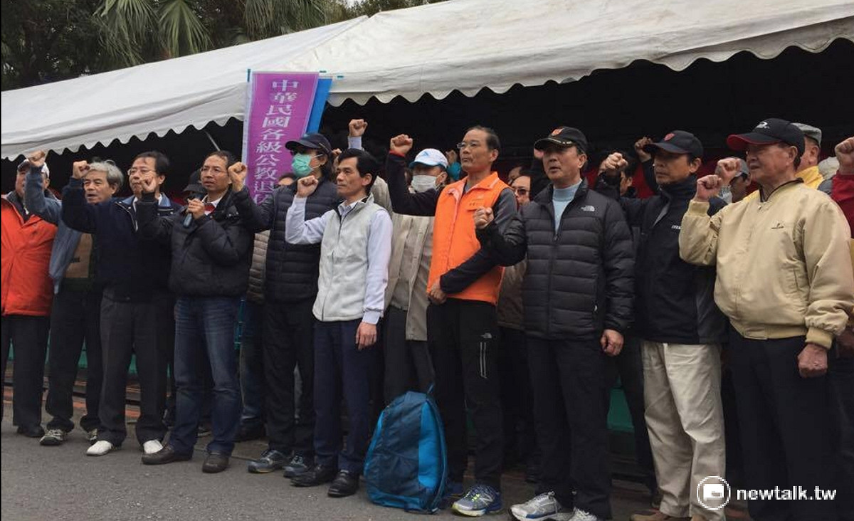 監督年金改革行動聯盟因不滿年金改革國是會議臨時更改地點，且周邊路權又被民進黨搶先申請，發起接力絕食6天抗議。 圖：柯昱安/攝