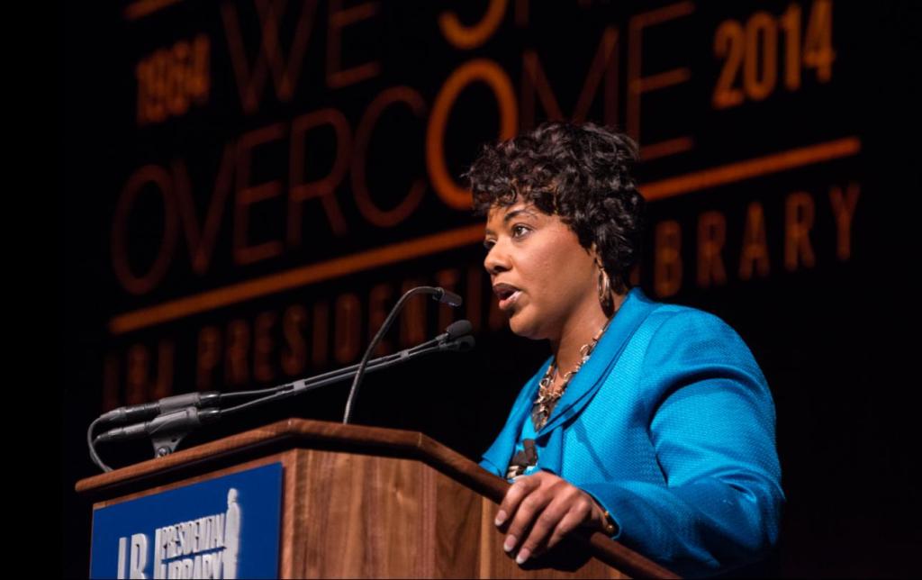 民權領袖金恩博士的女兒伯妮絲(Bernice King)於當地時間16日參加紀念父親的活動時表示，上帝會戰勝川普，呼籲群眾不要害怕白宮的當政者。  圖:翻攝自維基百科