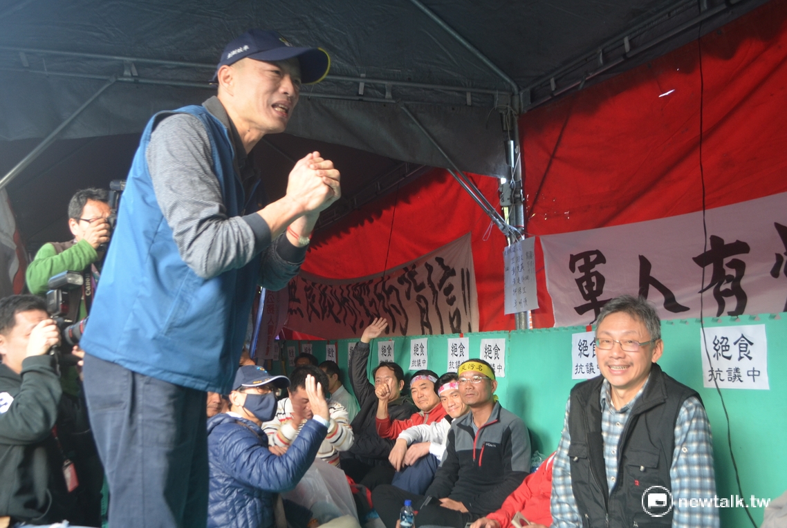 韓國瑜前去拜會為年金改革絕食抗議的軍公教，獲得在場軍公教熱烈歡迎。 圖：柯昱安/攝