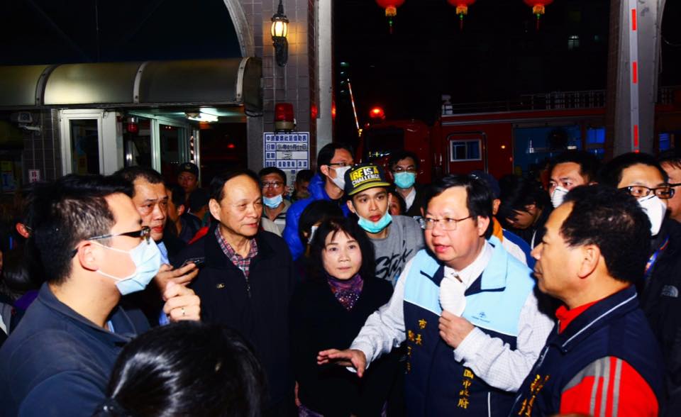 桃園中壢的泰豐輪胎廠昨(17)日發生大火，濃煙蔽天，桃園市長鄭文燦18日指示成立「求償專案小組」向泰豐輪胎公司求償。  圖:翻攝自鄭文燦臉書