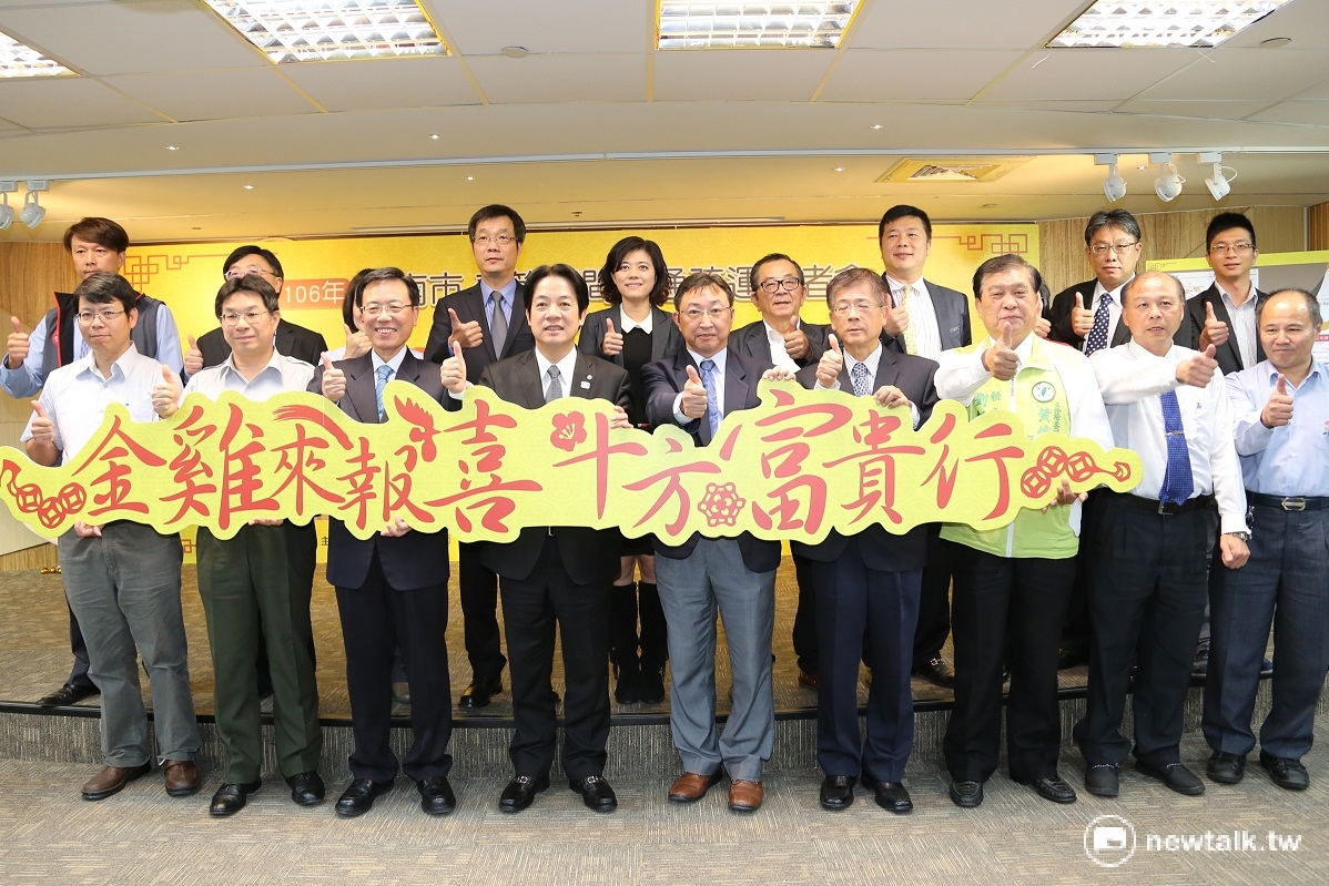 台南市長賴清德率市府官員舉行記者會，說明市府已完成春節各項交通疏運規劃，歡迎遊客安心前來旅遊。 圖：黃博郎/攝