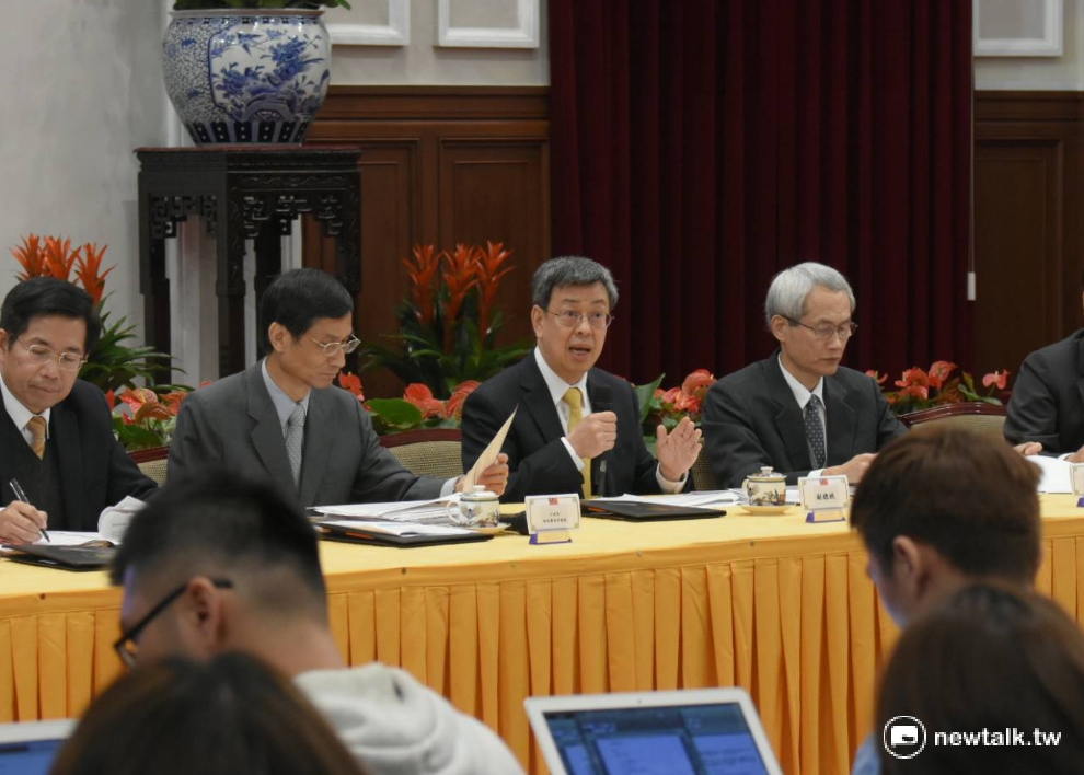 副總統陳建仁（右二）表示，公務員在任職期間，提撥保險費率為12%，勞工的提撥費率目前為9.5%，繳得比勞工多，是造成兩者月退俸金額差異之處。 圖：柯昱安/攝
