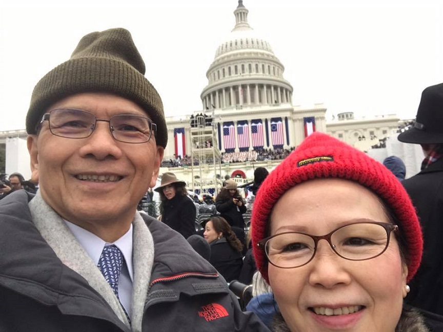前行政院長游錫堃（左）參加川普就職典禮，游錫堃說看到希拉蕊放下選舉競爭出席就職典禮，他認為值得台海兩岸好好思索。圖右為游錫堃夫人楊寶玉。 圖：翻攝游錫堃臉書