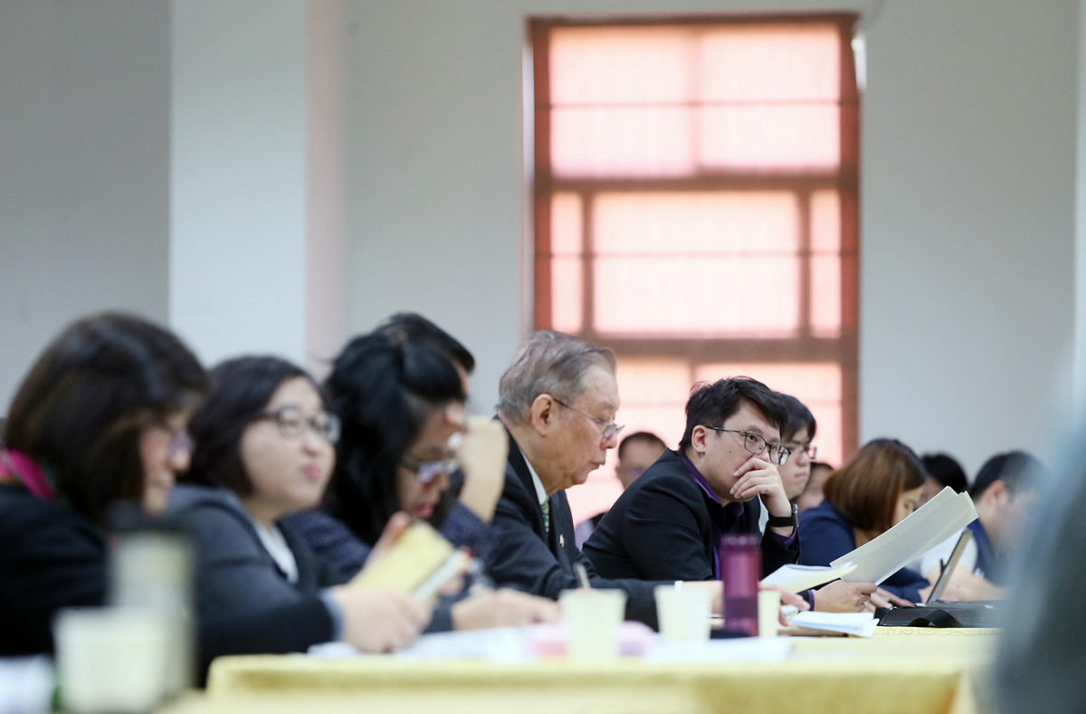 年金改革國是會議22日於總統府內展開，在總統副總統致詞、政委林萬億報告後，隨即進行分組會議討論，圖為第三組「制度架構、特殊對象、制度轉換」分組會議現場實況。 圖：總統府提供