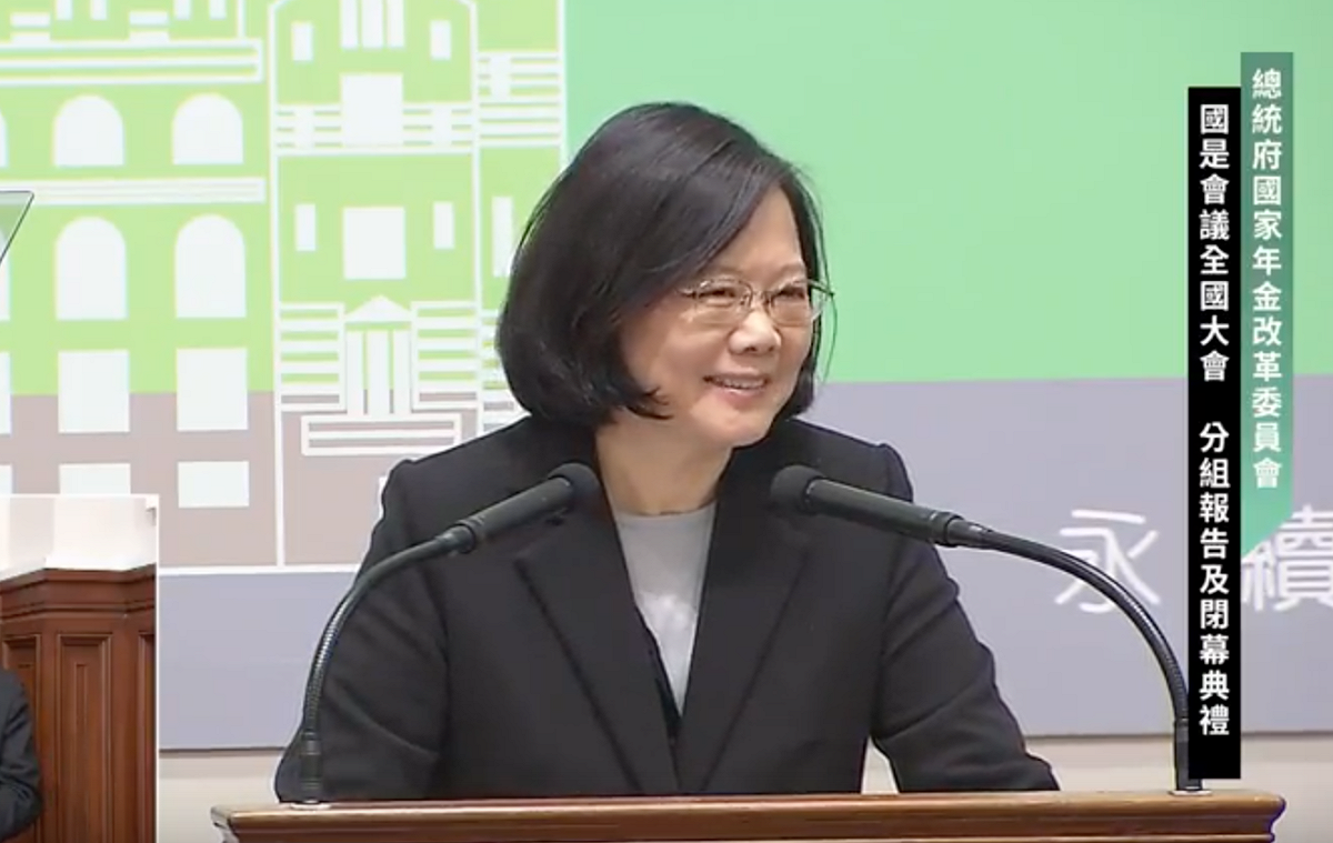 國是會議順利落幕，總統蔡英文在也展露難得笑顏，笑稱「歷史會記住陳建仁畫的那幾張圖」。 圖：翻攝年改會直播畫面
