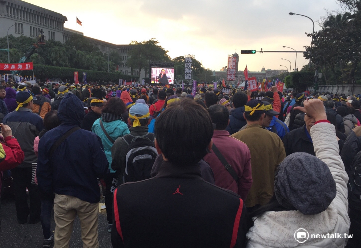 年金改革國是會議22日上午舉行，監金盟下午發動軍公教上凱道怒吼，警方估計，現場聚集約9千人。 圖：柯昱安/攝