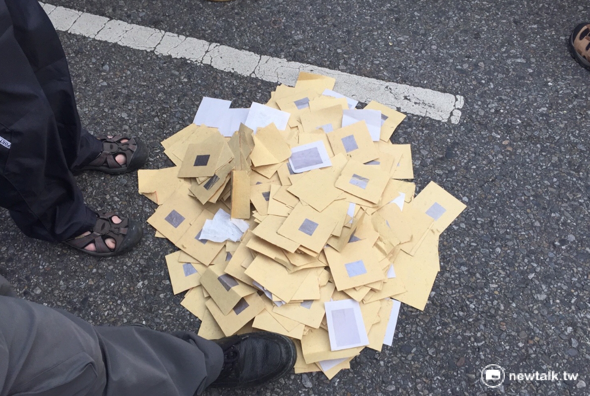 群眾丟擲冥紙，揚言幫蔡政府「送終」。 圖：柯昱安/攝