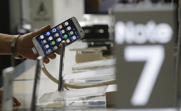韓國三星Note 7自燃事件宣布永久停產，造成三星營業利潤損失高達53億美元。 圖：達志影像/美聯社資料照片