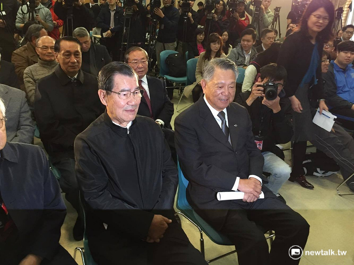 前副總統蕭萬長（左）23日也現身記者會現場力挺詹啟賢。 圖：鄭佑漢/攝