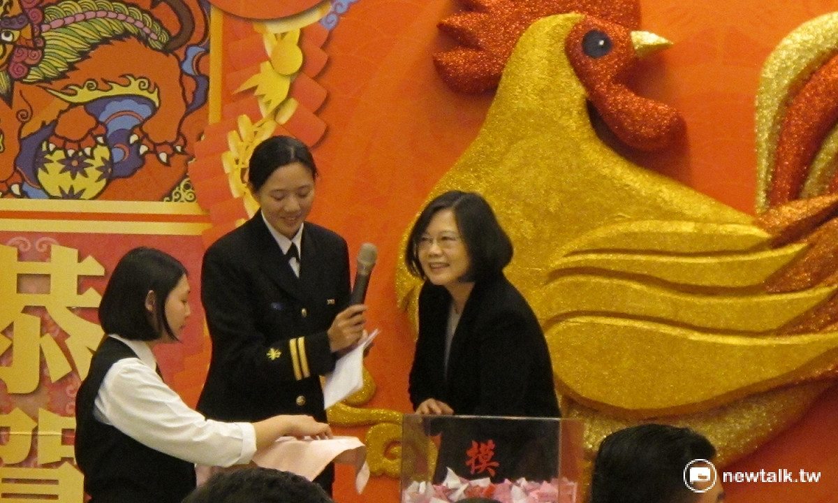 總統蔡英文23日出席國防部「新春餐宴」，並進行摸彩活動。 圖：林朝億/攝