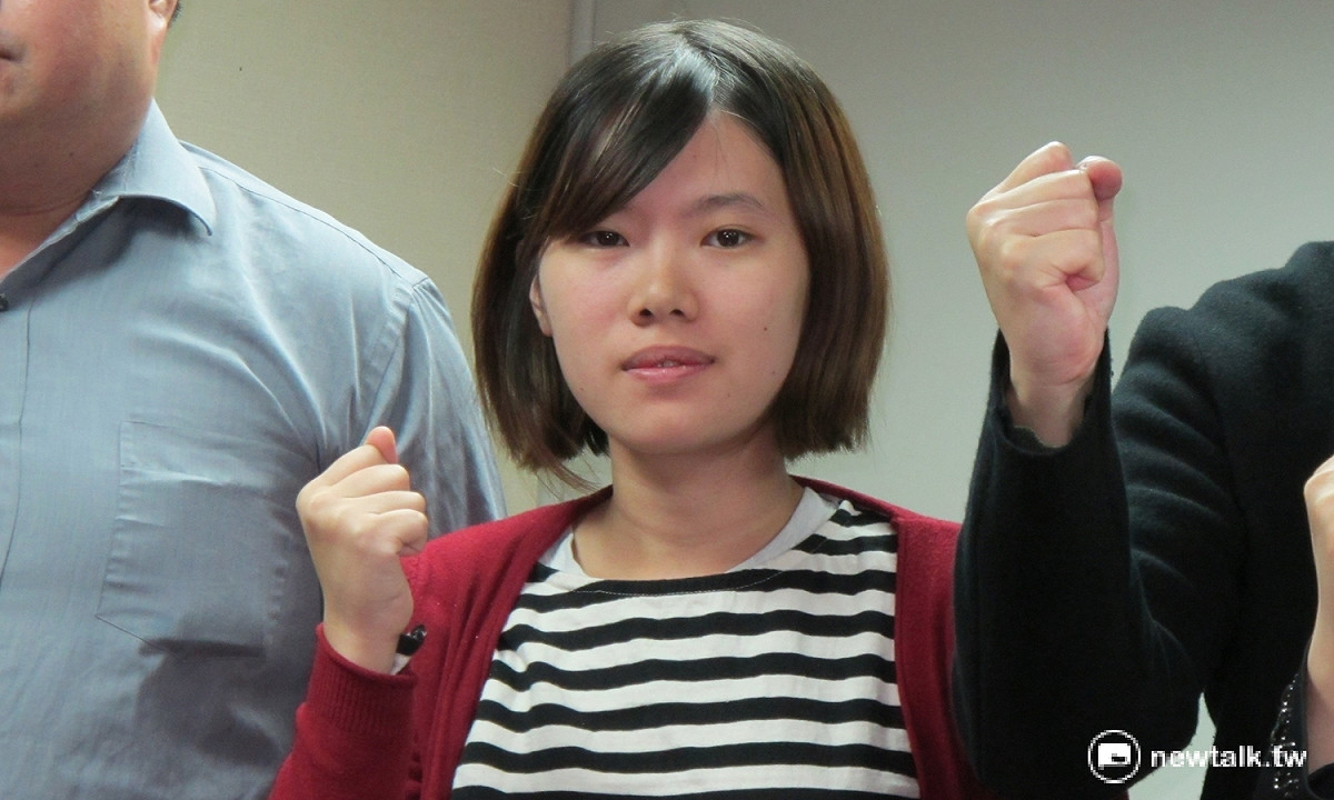 台大醫學系三年級張閔喬出席本土社團記者會時表示，總統蔡英文施政給人兩面討好的感覺。 圖：林朝億/攝