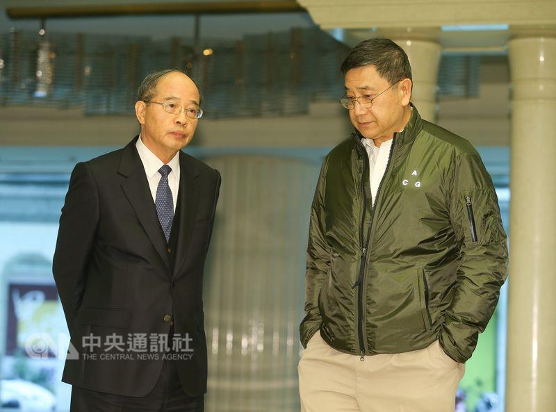 辜成允逝世後，妹婿張安平(右)親上火線擔任董事長一職，盼能帶領台泥突破低迷。 圖:中央社