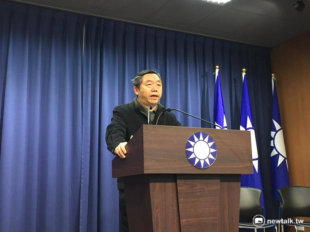 台北高等行政法院23日裁定，黨產會「第二次凍結」國民黨永豐銀帳戶及台銀支票的行政處份「停止執行」，邱大展召開記者會表示，國民黨將可直接動用帳戶資金來支付黨工薪資及資遣費用。 圖：鄭佑漢/攝
