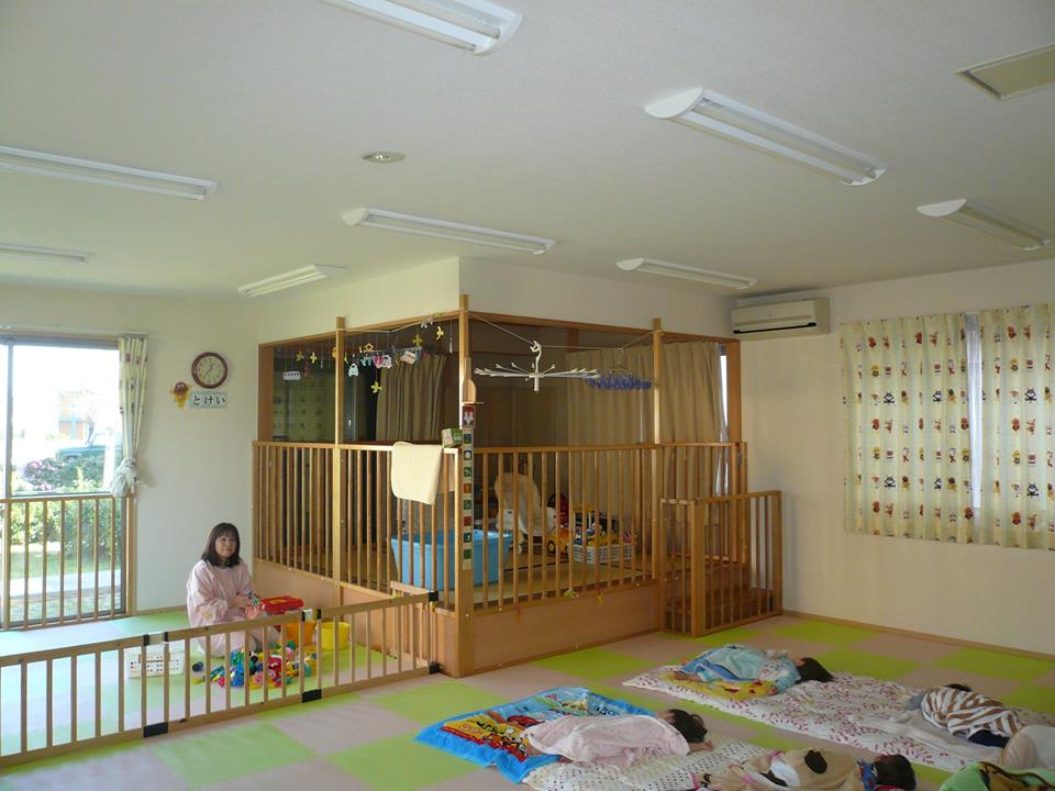 日本普遍認為看護與育兒工作辛苦，該行業人手十分短缺，已有相關行業實施周休3日制，希望留住人才。 圖：翻攝日本厚生勞動省臉書