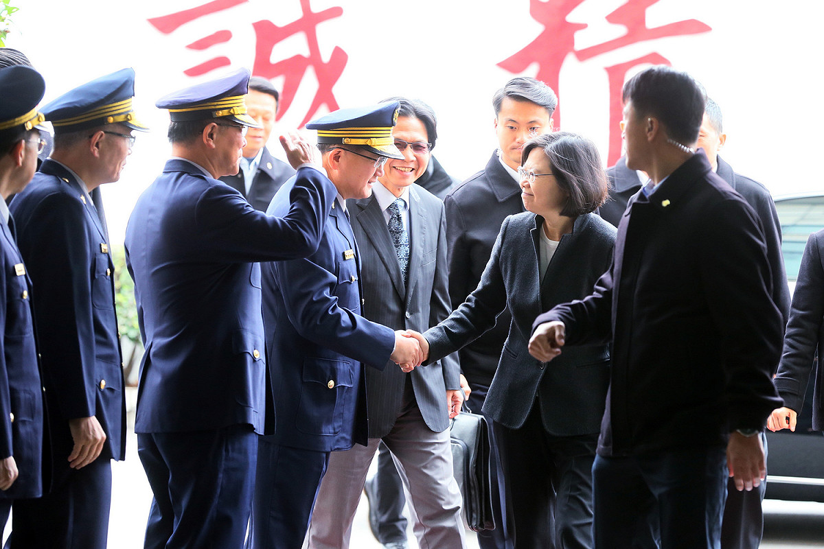 總統蔡英文24日前往內政部警政署出席「106年第一次署務會議」 圖：總統府提供