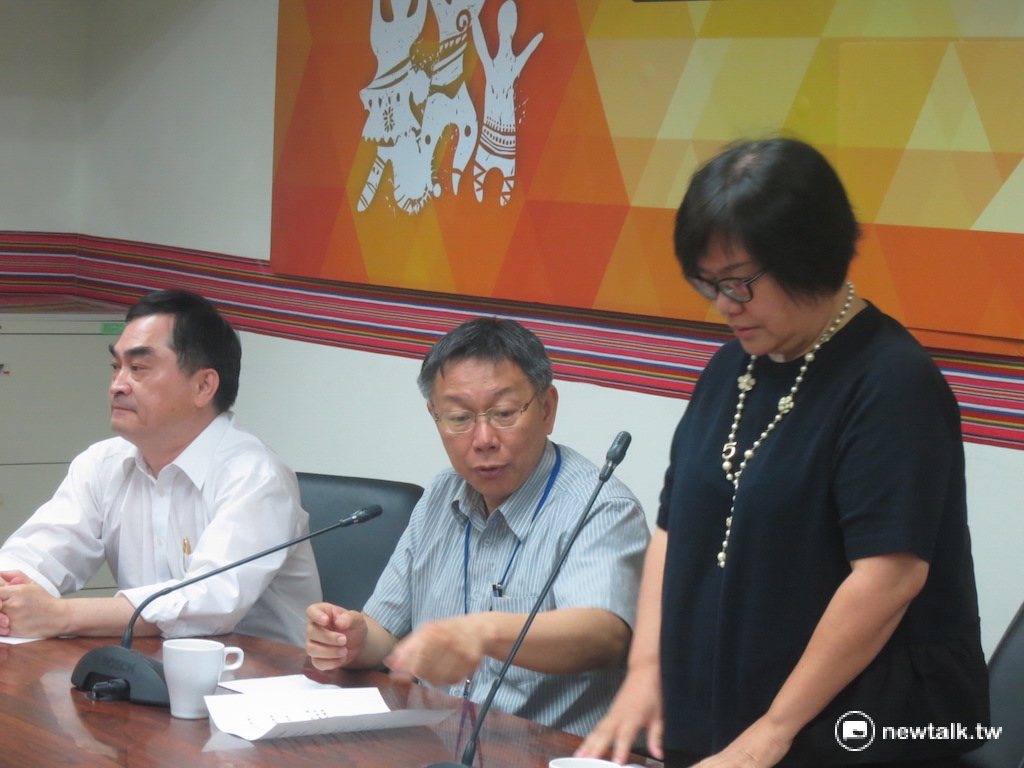 北市原民會主委陳秀惠（圖右）當時深陷失言風波，市長柯文哲（圖中）曾陪同其出面道歉。 圖：新頭殼資料照片