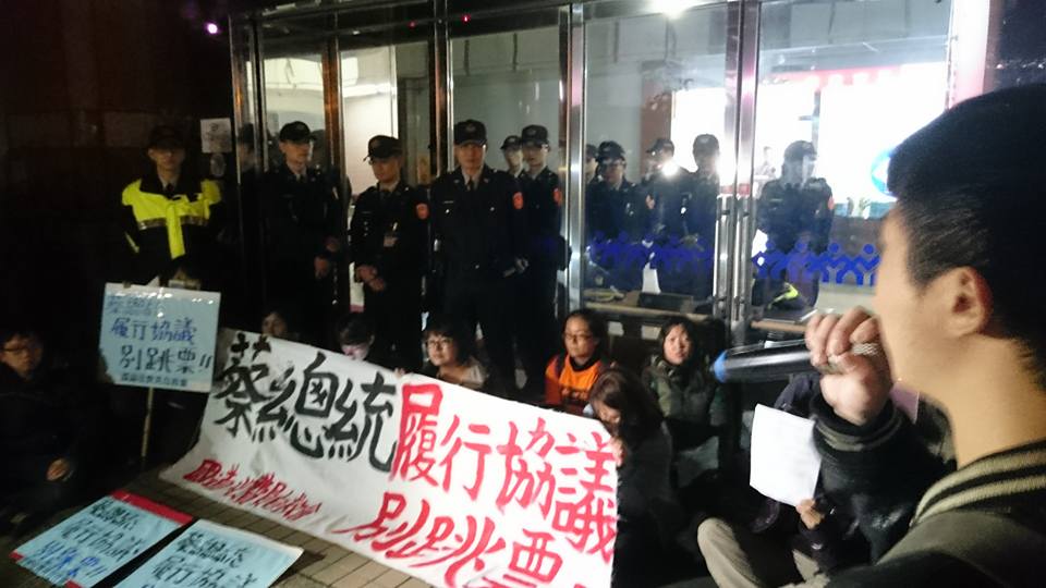 國道收費員案爭議多年，日前收費員自救會曾赴勞動部靜坐抗議。
 圖:翻攝國道收費員自救會臉書