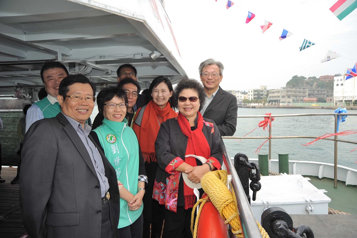 高雄市長陳菊25日搭上綠色渡輪，期盼可以帶給遊客更好的服務品質。 圖：高雄市政府提供。