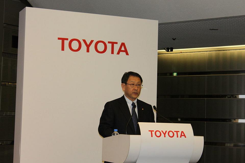日本豐田汽車宣布，將在美國中西部的印第安納州廠，投入約6億美元的資金，預計能新增400個工作機會。圖為豐田汽車社長豐田章男。 圖：翻攝自維基百科。