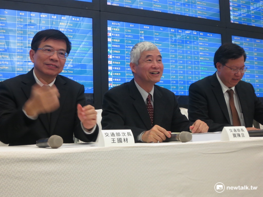 交通部長賀陳旦（圖中）、桃園市長鄭文燦（圖右）及交通部政次王國材（圖左）25日下午共同召開記者會。 圖：呂佳峻/攝