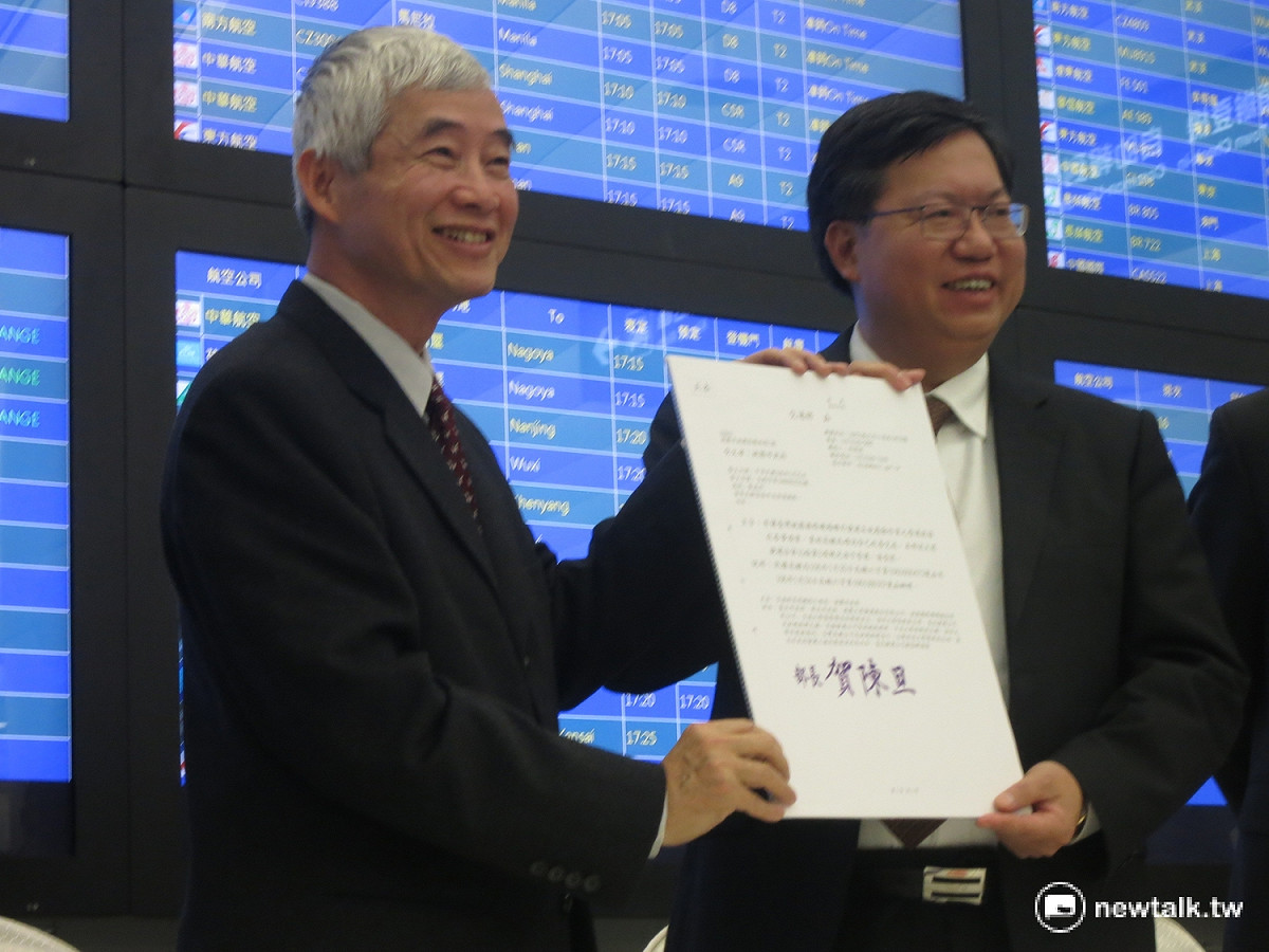 交通部長賀陳旦(左)25日將機捷的營業許可證書正式交給桃園市長鄭文燦(右)。 圖：呂佳峻/攝